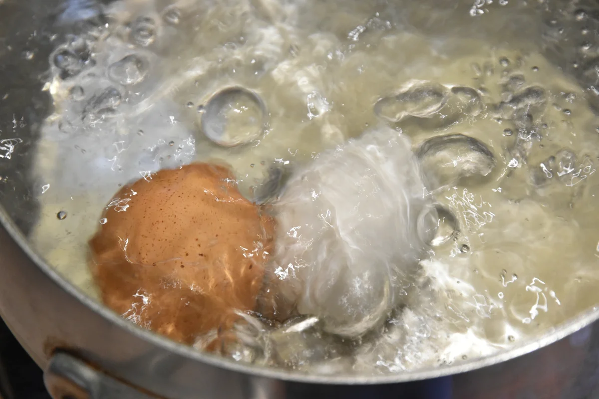 Что делать, если вареные яйца плохо чистятся: идеальный результат за считанные секунды